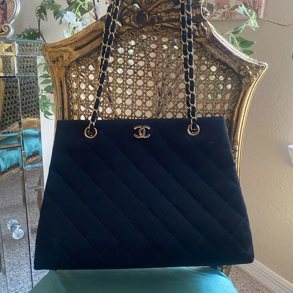 Chanel Black Quilted Women's Bag - Picture 7 of 9